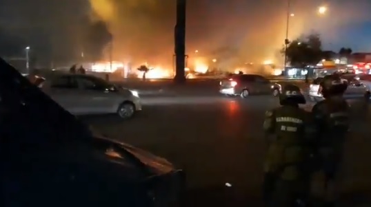 Disturbios terminaron con el incendio de cuatro buses Red en el sector de Las Rejas Disturbios terminaron con el incendio de cuatro buses Red en el sector de Las Rejas