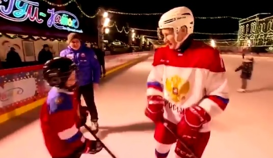 Vladimir Putin participó de una clase de hockey junto a un niño en la Plaza Roja de Moscú
