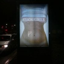 «Los profesores tienen sexo», una campaña en apoyo a una maestra despedida