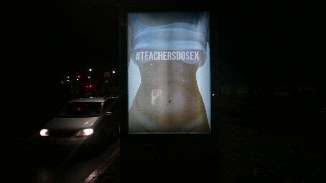 «Los profesores tienen sexo», una campaña en apoyo a una maestra despedida «Los profesores tienen sexo», una campaña en apoyo a una maestra despedida