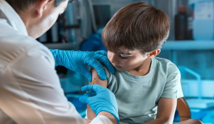 Pediatra infectólogo: “Es poco probable que una vacuna contra el Covid-19 esté disponible para niños en 2021”