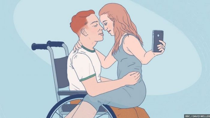 “¿Por qué la gente piensa que soy la cuidadora de mi novio?”: los testimonios de tres parejas con discapacidades sobre los prejuicios que enfrentan