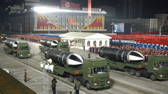 Corea del Norte exhibe un misil que describe como 