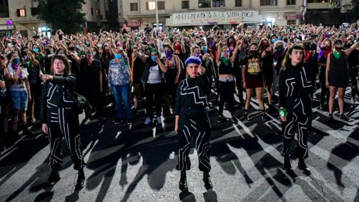 Tus preguntas a Las Tesis las chilenas que crearon “Un violador en tu camino” Tus preguntas a Las Tesis las chilenas que crearon “Un violador en tu camino”