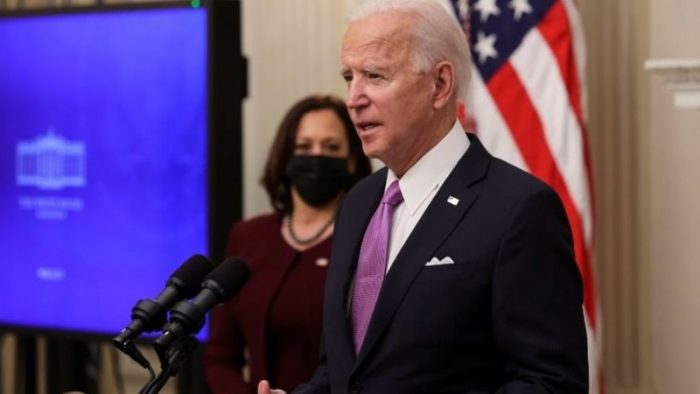 Biden anuncia que exigirá un test de covid-19 y cuarentena a todos los viajeros como parte de su plan contra la pandemia Biden anuncia que exigirá un test de covid-19 y cuarentena a todos los viajeros como parte de su plan contra la pandemia