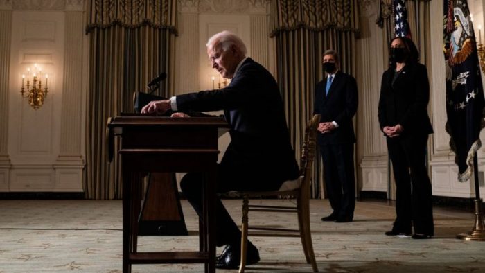 La avalancha sin precedentes de decretos de Biden en 10 días como presidente de EE.UU. (y por qué genera polémica) La avalancha sin precedentes de decretos de Biden en 10 días como presidente de EE.UU. (y por qué genera polémica)