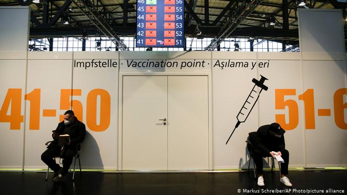 Crecen críticas en Alemania ante escasez de estrategia de vacunación