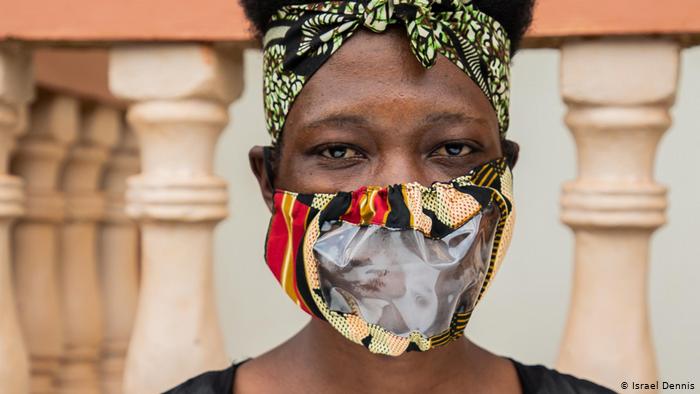 Coronavirus en Uganda: lectura de labios con mascarillas sustentables