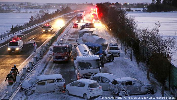Accidente de tránsito en cadena involucra a 140 vehículos en Japón Accidente de tránsito en cadena involucra a 140 vehículos en Japón