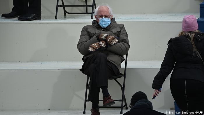Foto de Bernie Sanders con guantes de lana recauda 1,8 millones de dólares para caridad
