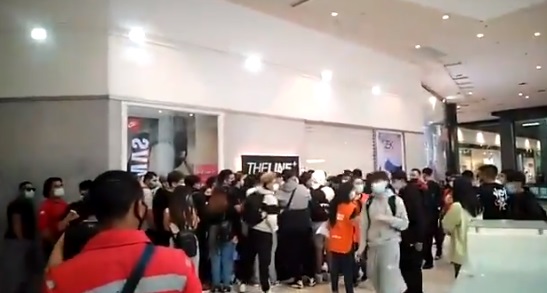 Se registran largas filas y aglomeraciones en el Mall Plaza Vespucio por el lanzamiento de nueva zapatilla