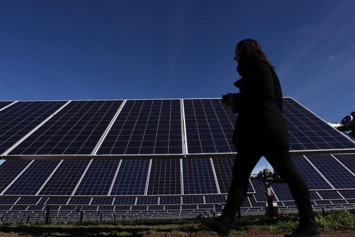 Escala la polémica por asignación de millonario fondo para desarrollo de energías limpias a universidades ligadas a la derecha Escala la polémica por asignación de millonario fondo para desarrollo de energías limpias a universidades ligadas a la derecha