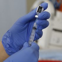 Pfizer reitera que efectividad de 95% de vacuna contra covid-19 se alcanza luego de la segunda dosis