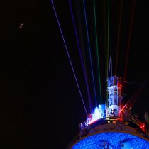 El comentado show de luces de la Torre Entel que no convenció a los santiaguinos