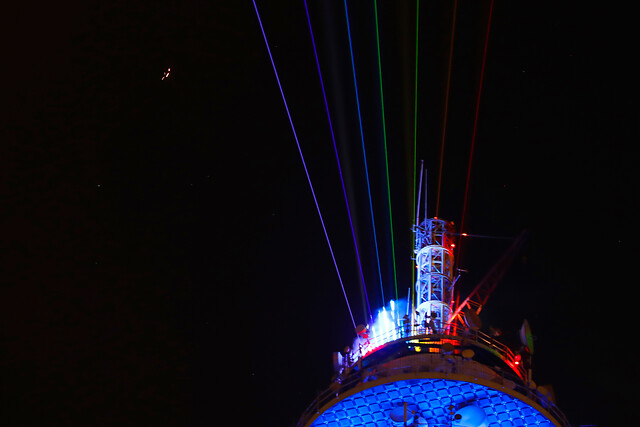 El comentado show de luces de la Torre Entel que no convenció a los santiaguinos