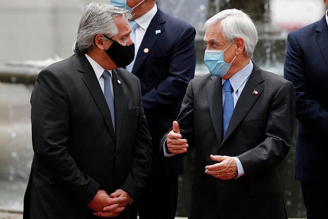 “Si hubiésemos estado más unidos podríamos haber sobrellevado mejor la pandemia”, dice Fernández a Piñera en La Moneda
