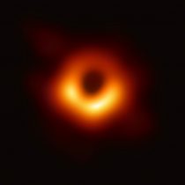 Científico chileno y descubrimiento clave sobre generación energética a partir de agujeros negros: “Demostramos su relevancia”