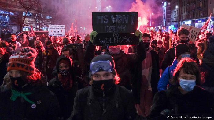 Miles protestan en Polonia contra prohibición casi total del aborto Miles protestan en Polonia contra prohibición casi total del aborto