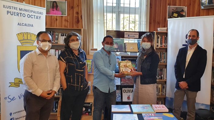 Municipalidad de Puerto Octay recibe donación de libros para Bibliomóvil Municipalidad de Puerto Octay recibe donación de libros para Bibliomóvil