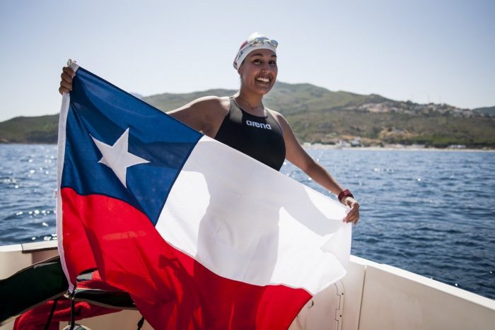 Bárbara Hernández, nadadora en aguas gélidas, es nominada como mujer del año en premio internacional: revisa cómo votar por ella