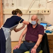 Con paciente de 82 años, Reino Unido inicia la campaña de inoculación con la vacuna de Oxford y AstraZeneca