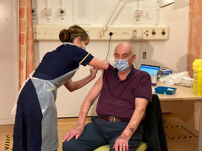 Con paciente de 82 años, Reino Unido inicia la campaña de inoculación con la vacuna de Oxford y AstraZeneca Con paciente de 82 años, Reino Unido inicia la campaña de inoculación con la vacuna de Oxford y AstraZeneca