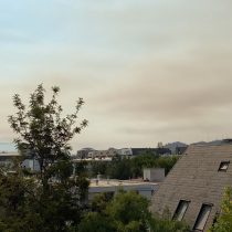 Así se ve en Santiago la nube de humo del incendio de Quilpué