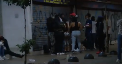 Vecinos de Estación Central denuncian continuas fiestas en horario de toque de queda en plena vía pública Vecinos de Estación Central denuncian continuas fiestas en horario de toque de queda en plena vía pública