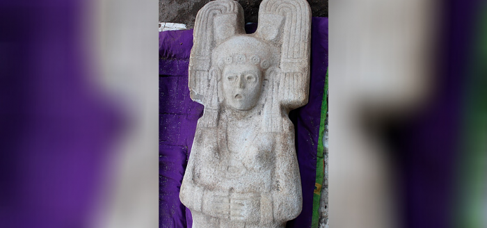 Descubren en México figura femenina prehispánica de dos metros de alto