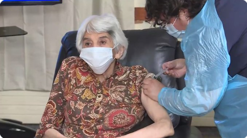 Minsal comenzó proceso de vacunación contra el Covid-19 para adultos mayores Minsal comenzó proceso de vacunación contra el Covid-19 para adultos mayores