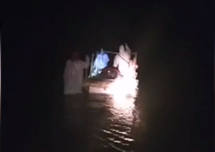 Chilote enfermo grave de Covid-19 tuvo que ser trasladado en balsa de plumavit ante ausencia de puente Chilote enfermo grave de Covid-19 tuvo que ser trasladado en balsa de plumavit ante ausencia de puente