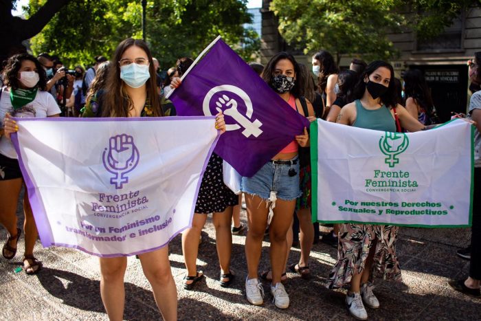 Pañuelazo frente al Servel: agrupaciones feministas exigen que se cumpla con la Ley de Paridad