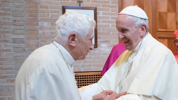Papa Francisco y Benedicto XVI reciben primera dosis de vacuna contra el COVID-19