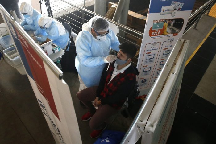 Seremi de Salud anuncia querella contra clínica de Las Condes acusada de vender exámenes PCR negativo