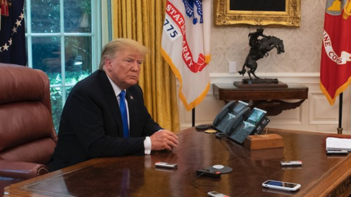 Biden elimina el “botón rojo” que puso Trump en su despacho para pedir Coca Cola Biden elimina el