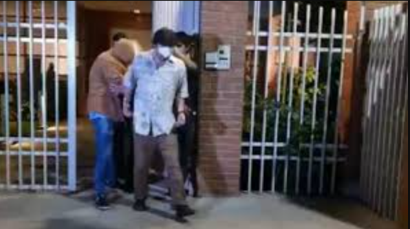 “¡Periodista muerto de hambre!”: la violenta reacción de sujeto detenido por participar en fiesta clandestina en Las Condes
