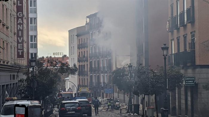 Una fuerte explosión derrumba parte de un edificio en el centro de Madrid que dejó al menos tres muertos