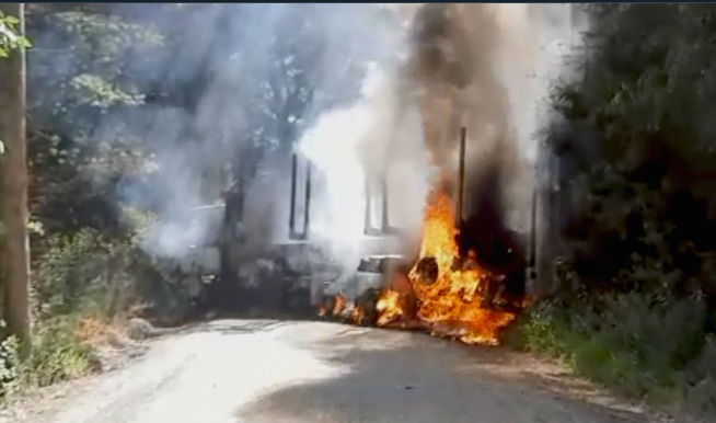 Dos camiones y tres camionetas resultaron destruidas tras nuevo ataque incendiario en la región del Bío Bío Dos camiones y tres camionetas resultaron destruidas tras nuevo ataque incendiario en la región del Bío Bío
