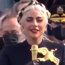 Lady Gaga interpreta el himno de Estados Unidos durante la ceremonia de investidura de Joe Biden