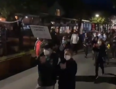 Trabajadores del turismo protestaron en Pucón por el retroceso a cuarentena en el Plan Paso a Paso Trabajadores del turismo protestaron en Pucón por el retroceso a cuarentena en el Plan Paso a Paso