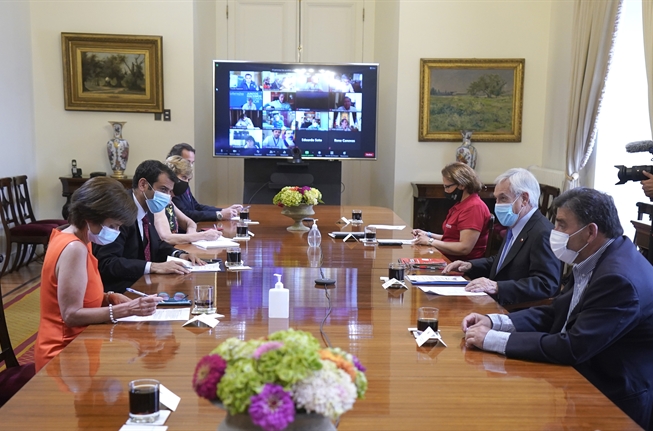 La Moneda trata de administrar la expectativa: Piñera tiene cumbre con alcaldes pero Gobierno aún no aterriza plan de vacunación contra el Covid-19