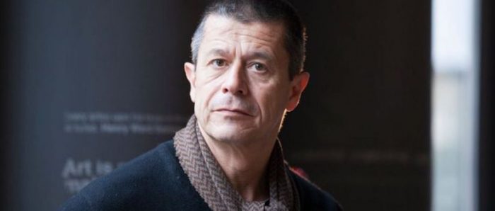 Emmanuel Carrère: “Lo que le permite a uno mantenerse a flote es estar consciente de que todas las etapas son transitorias” Emmanuel Carrère: “Lo que le permite a uno mantenerse a flote es estar consciente de que todas las etapas son transitorias”