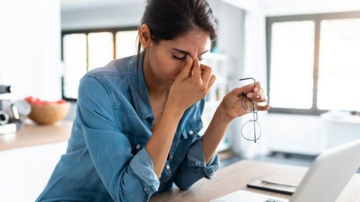 ¿Te palpita el párpado? 5 fenómenos extraños que el estrés produce en tu cuerpo y que debes “escuchar” ¿Te palpita el párpado? 5 fenómenos extraños que el estrés produce en tu cuerpo y que debes “escuchar”