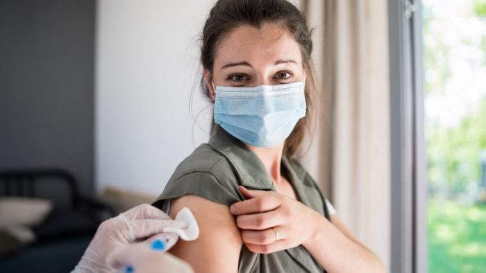 Vacunas contra la covid-19: ¿es posible contraer el coronavirus y contagiar a otros después de vacunarse? Vacunas contra la covid-19: ¿es posible contraer el coronavirus y contagiar a otros después de vacunarse?