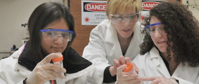 Mujeres en ciencia: Una eterna lucha contra los prejuicios Mujeres en ciencia: Una eterna lucha contra los prejuicios