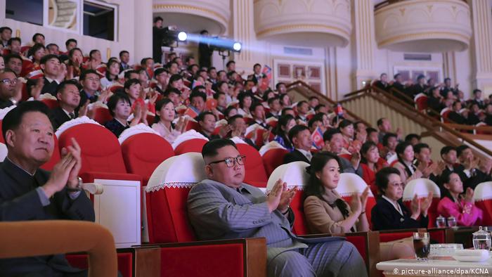 Reaparece en Pyonyang la esposa de Kim Jong-un tras más de un año de especulaciones Reaparece en Pyonyang la esposa de Kim Jong-un tras más de un año de especulaciones