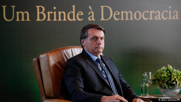 Bolsonaro en su estilo: un pueblo con armas evita que un gobernante sea «un dictador» Bolsonaro en su estilo: un pueblo con armas evita que un gobernante sea