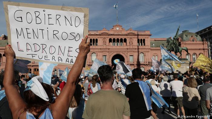 “Vacunas VIP”: Argentina protesta en las calles tras escándalo y presidente Fernández critica “bolsas mortuorias” en la Casa Rosada “Vacunas VIP”: Argentina protesta en las calles tras escándalo y presidente Fernández critica