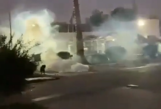 Ataques a comisarías y enfrentamientos con Carabineros fueron parte de una compleja noche en distintos puntos de la Región Metropolitana Ataques a comisarías y enfrentamientos con Carabineros fueron parte de una compleja noche en distintos puntos de la Región Metropolitana