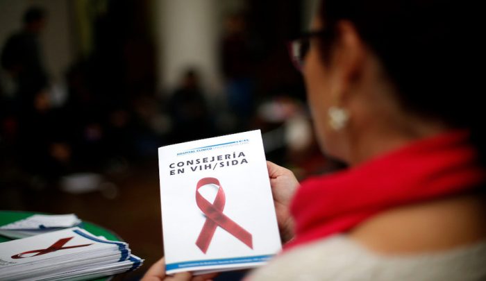 Ser VIH positivo en tiempos de Covid-19: la compleja situación que viven miles de chilenos Ser VIH positivo en tiempos de Covid-19: la compleja situación que viven miles de chilenos